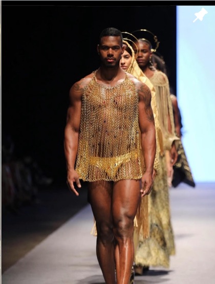 Alejandro desfilando en una pasarela de moda