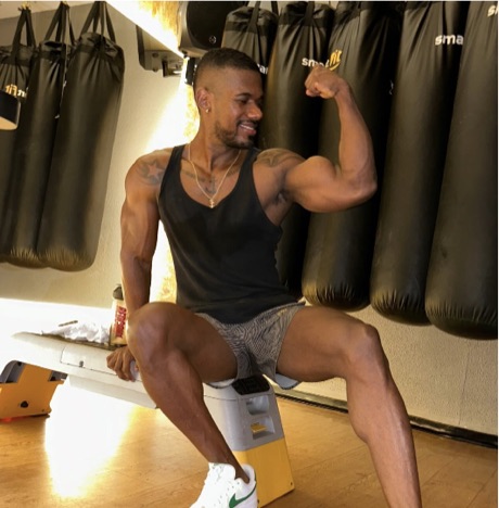 Alejandro entrenando en un gimnasio de boxeo