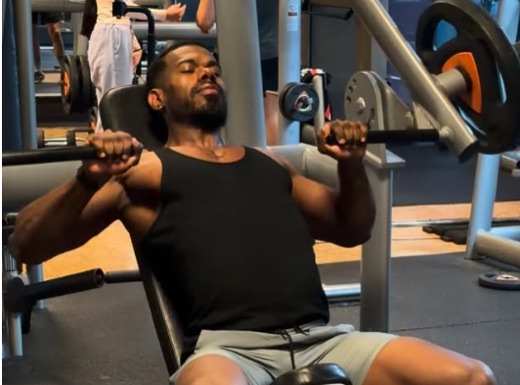 Alejandro haciendo press en máquina de gimnasio