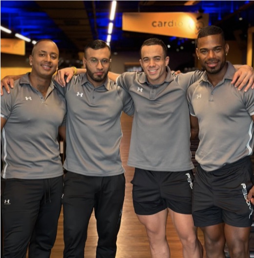 Alejandro con el equipo de entrenadores del gimnasio